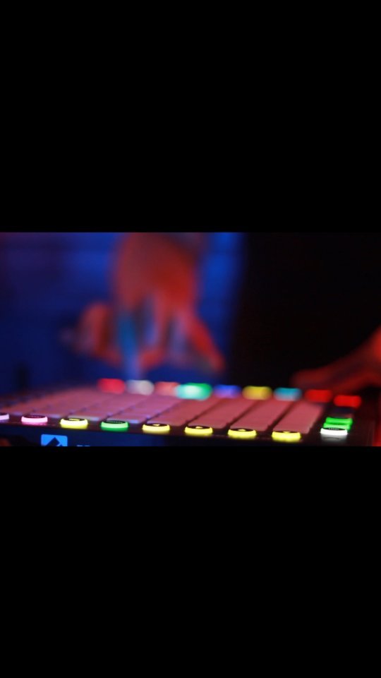 Meant to Be live @molesbath with @neonfieldsband. Huge shout out to @mwportraitphotographer for filming the gig!